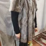 Меховой жилет с вязаными рукавами — ателье «Веста»